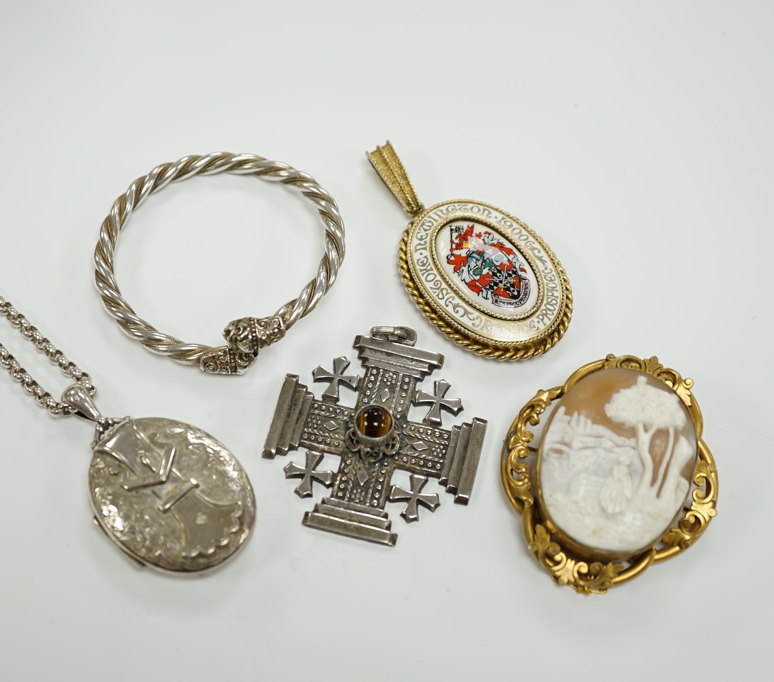 Sundry jewellery including a Victorian silver oval 'buckle' locket, overall 61mm, on a white metal belcher link chain, a continental 950 white metal and banded agate cabochon set cross pendant, a 1930's silver gilt and e